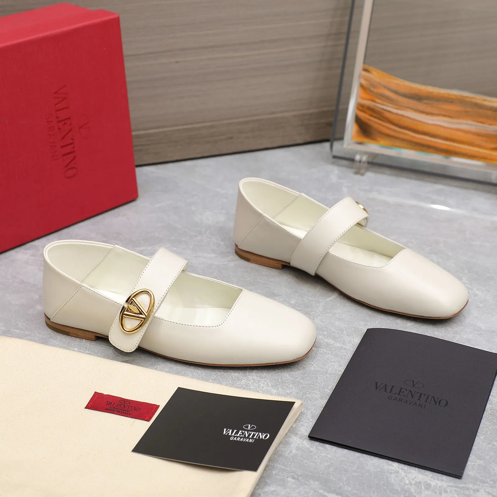 👟👟Ex-factory price 600👟👟 2024 early spring counter catwalk style updated simultaneously 💗Valentino💗Valentino strips deep mouth half drag / flat shoes / high heel shoes / series will be released in the future —————————— Top version Grandma deep mouth design combination highlights the brand’s unique design style, luxury and fashion, highly recognizable, exquisite round toe The side curve is perfect, the taste is particularly pure, and the ladylike temperament is full of femininity‼ ️ Upper: Made of imported cowhide. Lining: Made of mixed sheepskin. Original molded hardware buckle. Italian imported cowhide leather outsole. Size: 35-39 (40/41 customized)